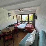 - With Beautiful View And Parking * אוברונאז